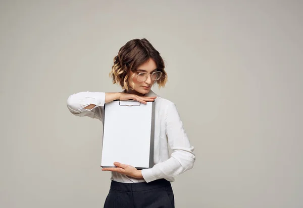 Mulher de negócios em uma camisa detém uma pasta com uma folha de papel branca Espaço de cópia — Fotografia de Stock