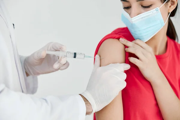 Médico em máscara médica injetando no braço coronavírus saúde — Fotografia de Stock