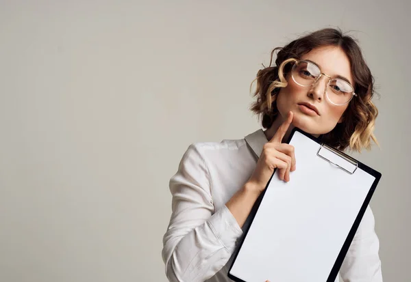 Femme avec une feuille blanche de papier dans un dossier à cheveux courts Espace de copie — Photo