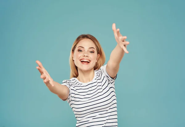 Ξανθιά γυναίκα σε t-shirt gesturing με τα χέρια της σε μπλε φόντο περικοπή προβολής — Φωτογραφία Αρχείου