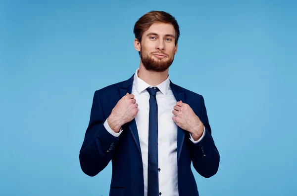 Hombre guapo en traje confianza en sí mismo fondo azul oficial — Foto de Stock