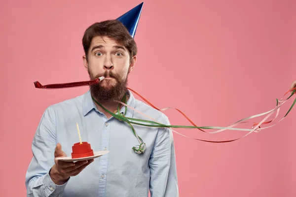 Barbudo hombre con pastel en rosa fondo cumpleaños fiesta corporativa emociones modelo soledad — Foto de Stock