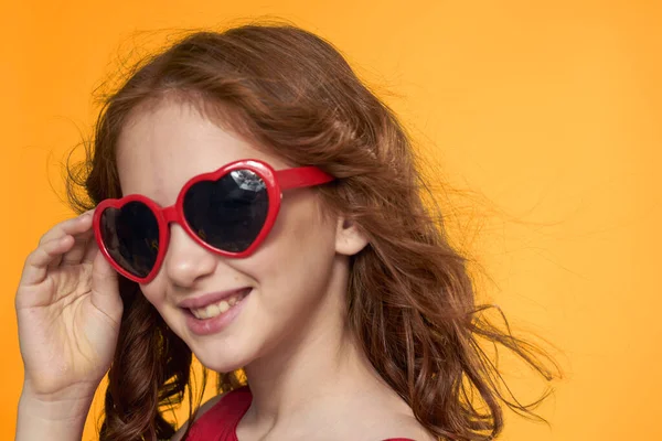 Девушка в черных очках красное платье детство весело желтый фон — стоковое фото