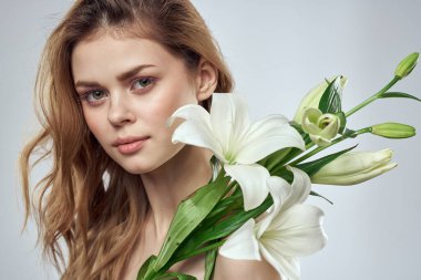 Çiçekli duygusal bir kadın. Bahar modeli. Çıplak omuzlar.