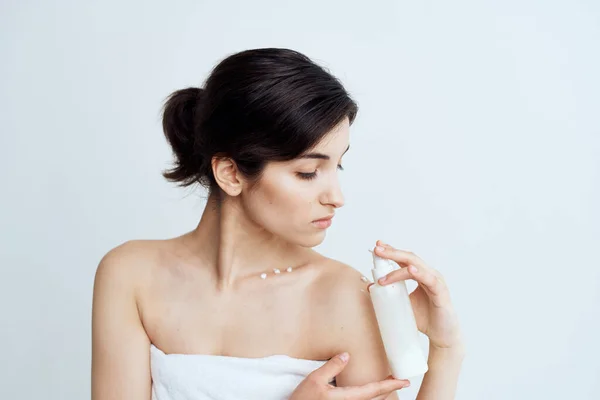Женщина убила полотенца лосьон голые плечи чистой кожи ваше здоровье — стоковое фото