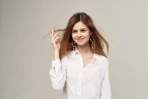 魅力的な女性の美しい髪の魅力白いシャツファッション学生光の背景 — ストック写真