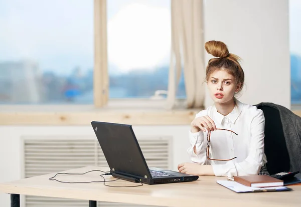 Mulher de negócios sentada a uma mesa na frente de um profissional de trabalho de secretário de laptop — Fotografia de Stock