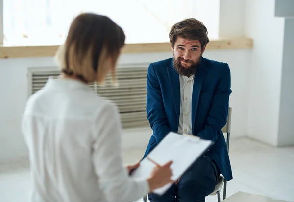 Psicologa donna ricezione paziente diagnosi trattamento sanitario — Foto Stock