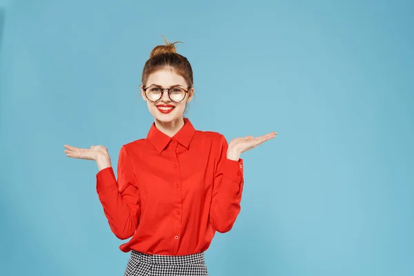 Zakelijke vrouw in rood shirt emoties secretaresse werken kantoor blauwe achtergrond — Stockfoto