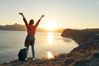 Elleri havada kadın turist özgürlüğünü yükseltti.
