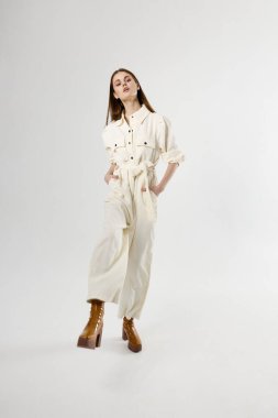 Beyaz takım elbiseli güzel bir kadın. Arka plan moda ayakkabıları izole edilmiş.