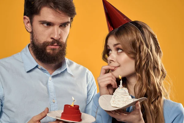 Aniversário festa homem e mulher diversão amarelo fundo cap feriado — Fotografia de Stock