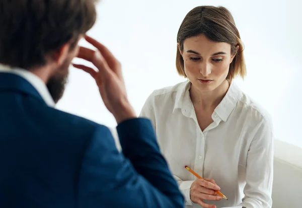 Donna e uomo vestito documenti di comunicazione curriculum — Foto Stock