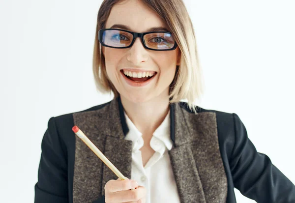 Boldog nő egy ceruza és szemüveg egy könnyű háttér üzleti finanszírozás — Stock Fotó