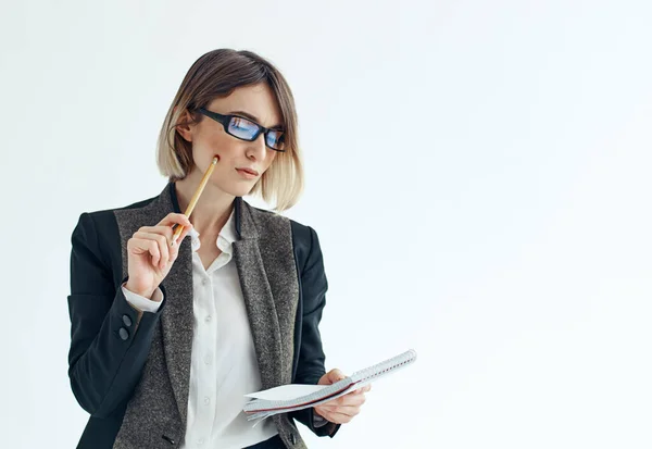 Бізнес-леді класичний костюм окуляри працюють фінанси — стокове фото