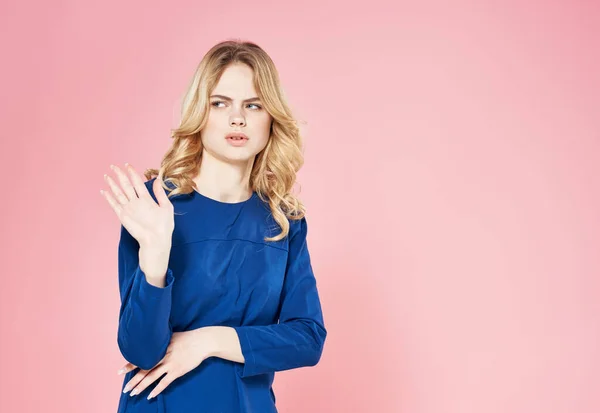 Mooie vrouw in blauwe jurk bijgesneden uitzicht roze achtergrond model — Stockfoto