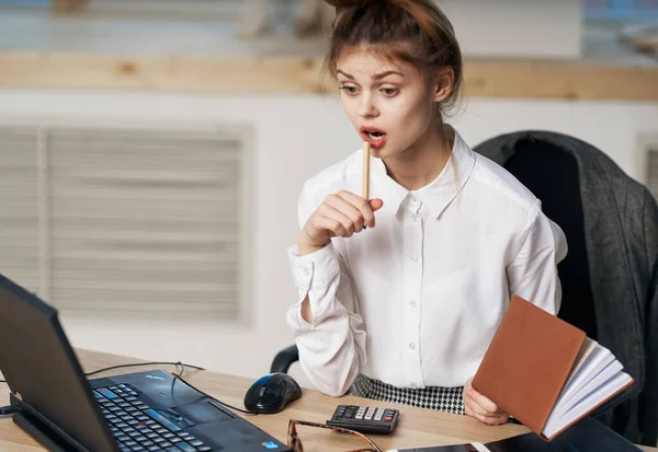 Mujer de negocios trabajo cansado oficina tecnología ejecutivo —  Fotos de Stock