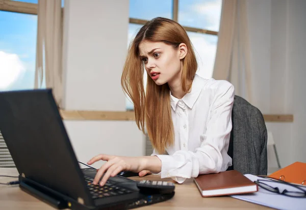 Frau Sekretärin Schreibtisch Laptop Arbeit Büroleiter Kommunikation — Stockfoto