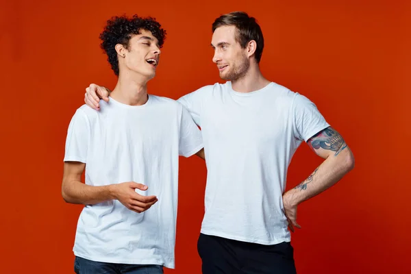 Dos hombres alegres sobre las camisetas la comunicación la amistad — Foto de Stock