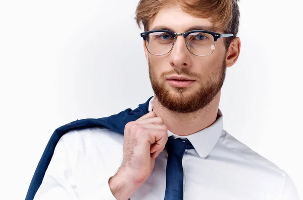 Blonder Mann mit Brille, Jacke auf der Schulter und Krawatte — Stockfoto