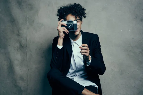 Handsome man in studio with camera fabric background classic suit model — Stock Photo, Image