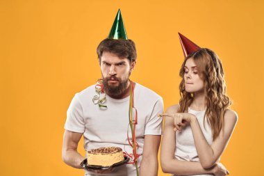 Mutlu bayram pastası farklı doğum günü sarı arka plan