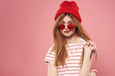 Neşeli büyüleyici kadın yaşam tarzı lüks cazibesi pembe arka plan