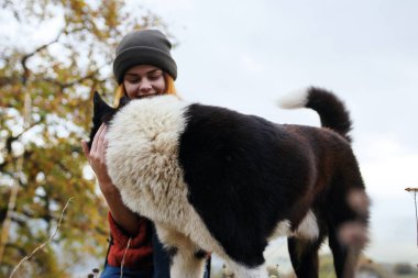 Kadın turist köpek arkadaşlığı ile oynuyor.
