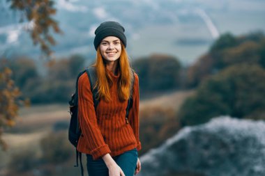 Kadın otostopçu macera macerası doğa eğlencesi