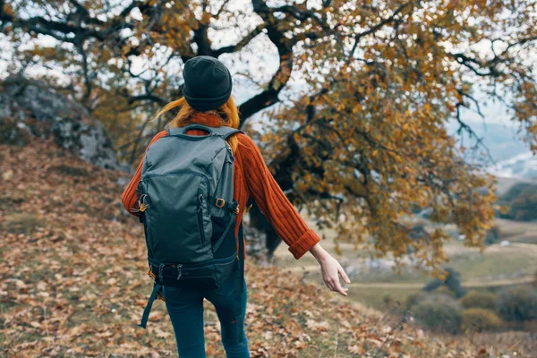 Donna escursionista zaino natura autunno foresta viaggi — Foto Stock