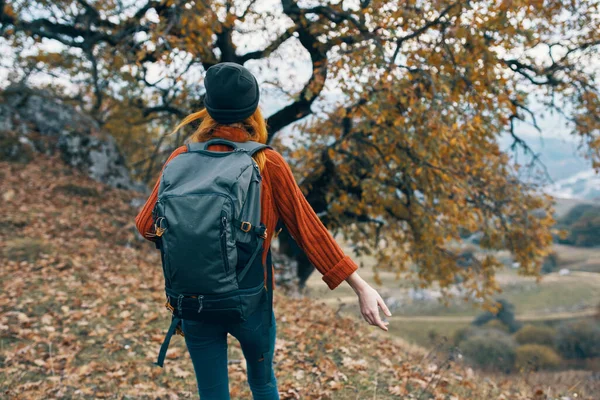 Mulher caminhante mochila natureza outono floresta viagens — Fotografia de Stock