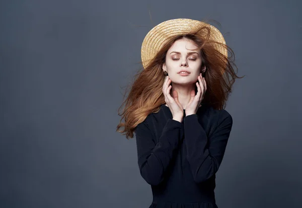 Mujer usando sombrero moda glamour lujo recortado vista — Foto de Stock