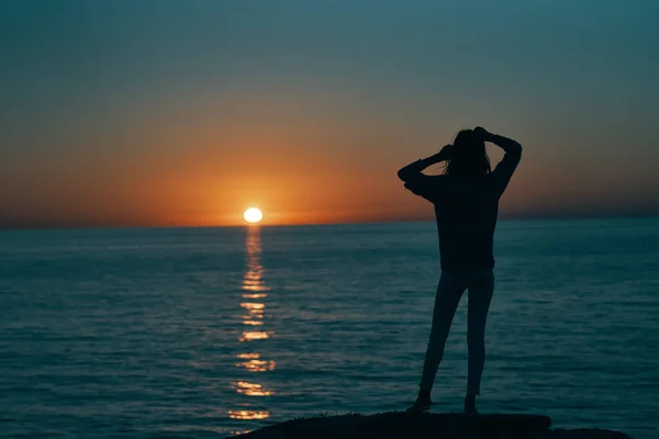 Femme geste avec ses mains et coucher de soleil mer paysage plage — Photo