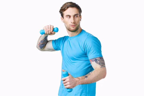 Sport man en azul camiseta sosteniendo pesas ejercicio fitness vista recortada —  Fotos de Stock