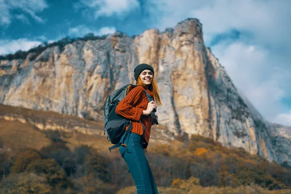 Весела жінка ходить по природі пейзаж скелясті гори подорожі — стокове фото