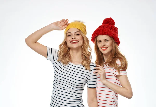 Αστείοι φίλοι με ζεστά καπέλα αγκαλιάζουν τη φιλία επικοινωνία χαρά — Φωτογραφία Αρχείου