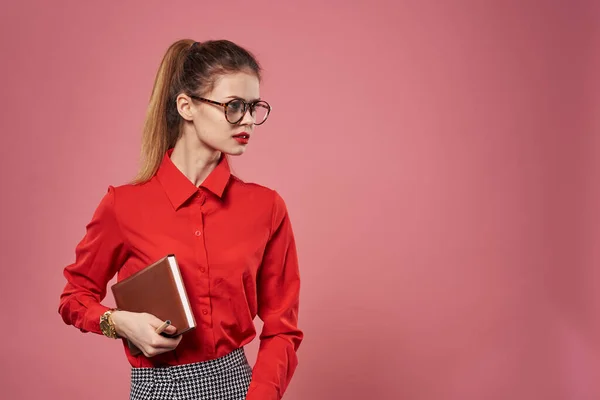 Mulher vestindo óculos vermelho camisa secretário finanças estilo de vida Profissional — Fotografia de Stock