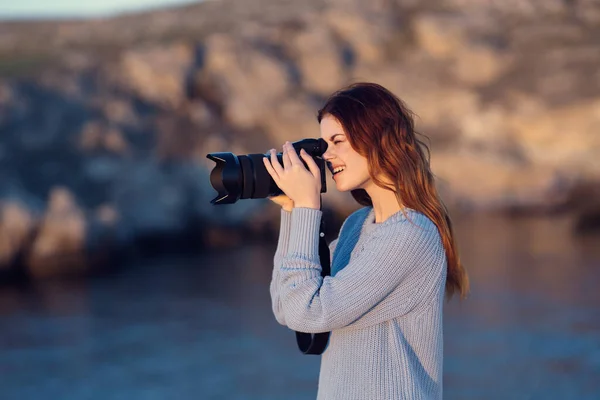 Woman photographer in nature with camera in rocky mountains professional — Stock Photo, Image