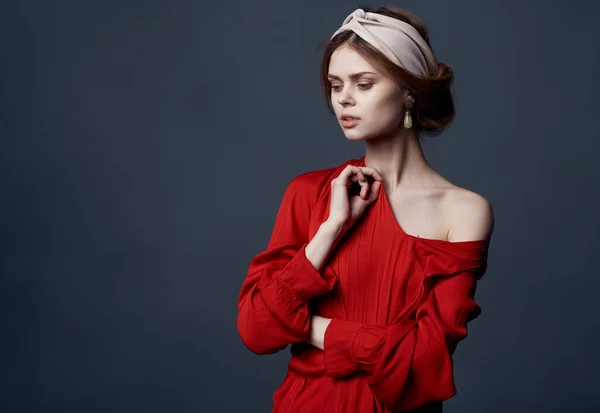 Mulher elegante em turbante vestido vermelho em sua cabeça brincos jóias — Fotografia de Stock