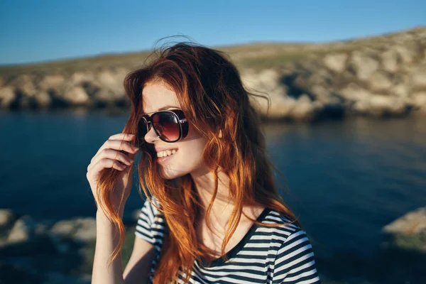 Mujer viaja en la naturaleza en las montañas verano sol paisaje estilo de vida — Foto de Stock