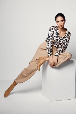 Leopar desenli tişörtlü güzel bir kadın. Kozmetik cazibesi.