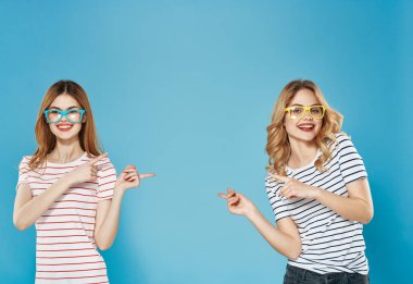 Çizgili tişörtlü iki kadın duygu iletişimi keyifli arkadaşlık 