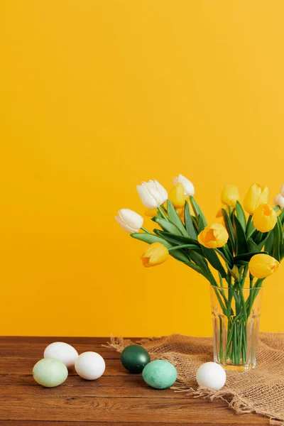 Jaja tulipan bukiet wiosna wakacje Wielkanoc żółty tło — Zdjęcie stockowe