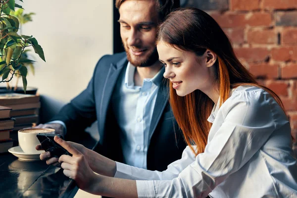 Colleghi di lavoro sono seduti in una comunicazione caffè domani professionisti riposo — Foto Stock