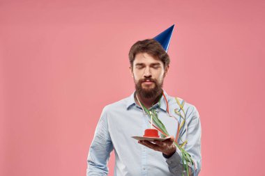 Mum şapkalı erkek doğum günü pastası.