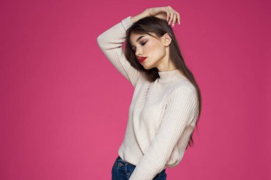 Güzel esmer, uzun saçlı, şık, zarif, pembe arka planlı.