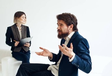 İş görüşmesi için adam işe kadın işe alma işi özgeçmişi