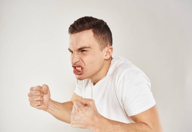 Duygusallık, erkek asabiyeti, ağzı açık sırıtış, kesikli bakış açısı.