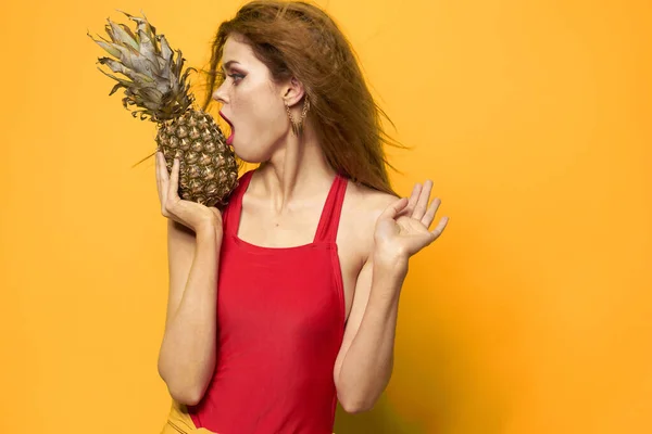 Frau mit Ananas in den Händen weißes T-Shirt Exotischer Sommerspaß gelber Hintergrund — Stockfoto