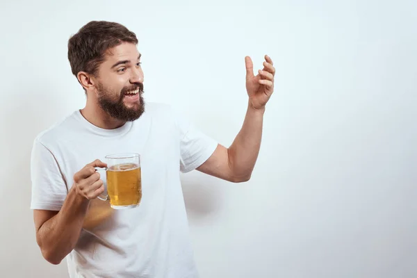 Alegre hombre taza cerveza alcohol borracho estilo de vida —  Fotos de Stock